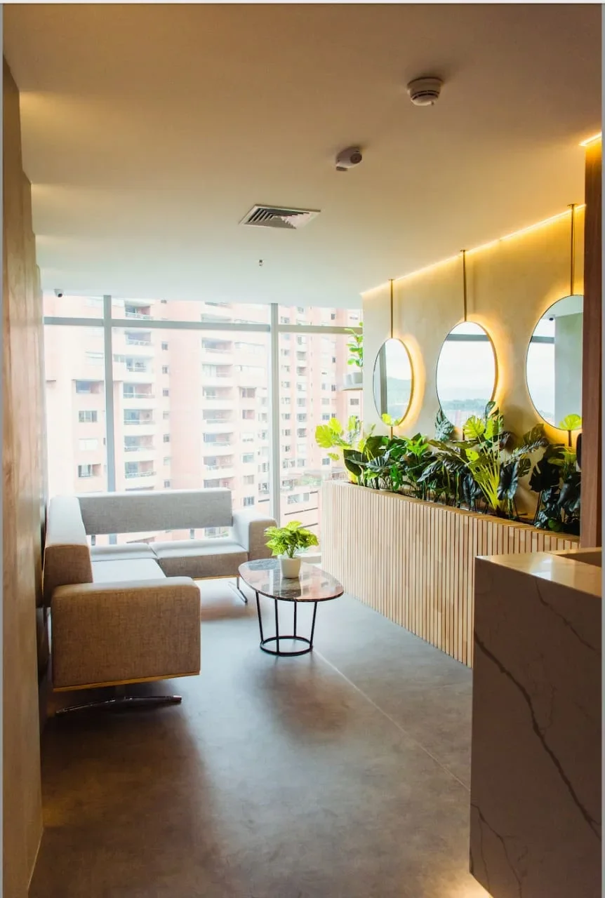 Sala de espera de Colombia Care — interior moderno de la clínica en El Poblado
